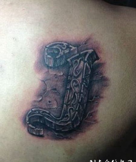 个性黑白3D裂甲英文纹身图案