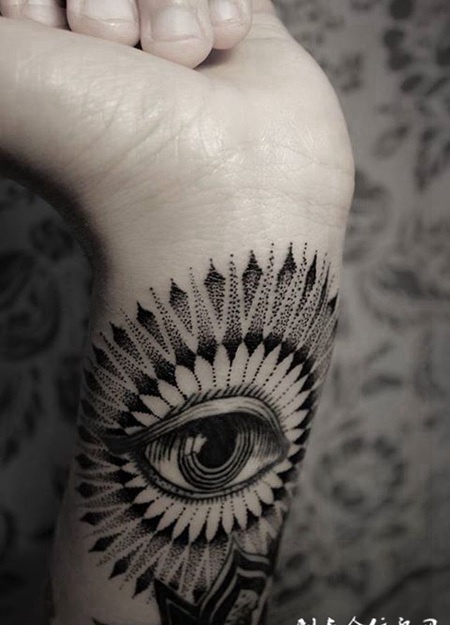 手腕上个性黑色眼睛纹身图片