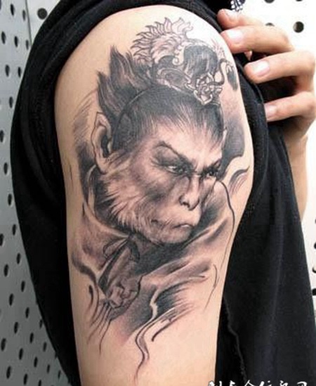 手臂个性的黑色孙悟空纹身图片