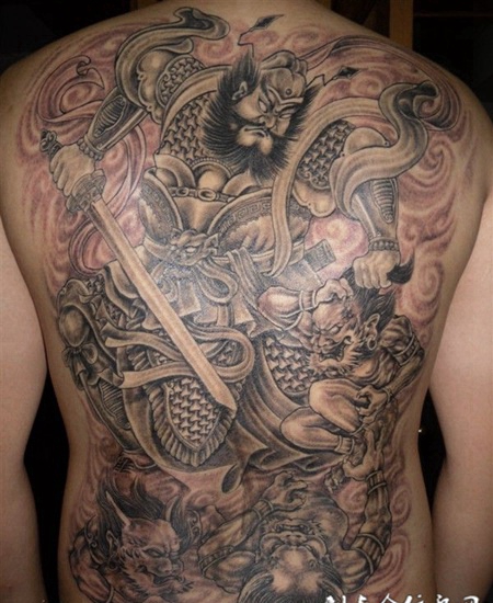 男士背部钟馗抓鬼黑白纹身图案