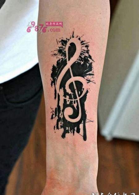 手臂潮流音乐符号黑白纹身图案