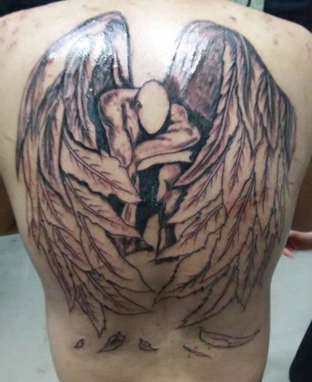 背部蹲着的堕落天使纹身图案