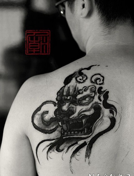 无色但有形的黑白纹身