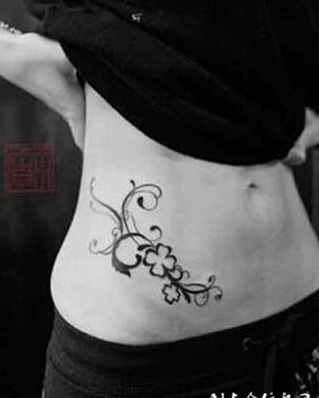 纹身女孩腹部性感纹身