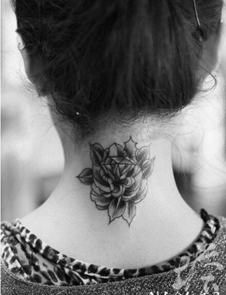 脖子黑白个性刺青图案
