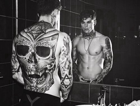 欧美帅哥霸气黑白纹身