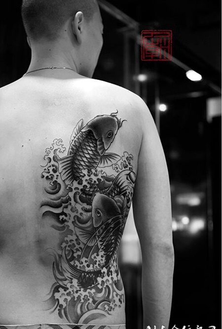 经典后背鲤鱼黑白泼墨纹身
