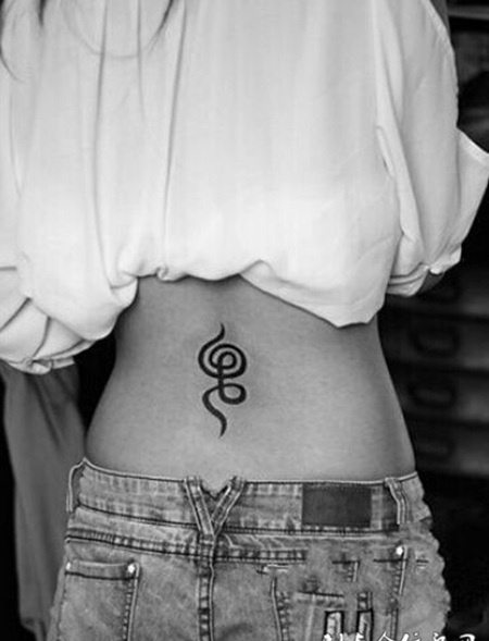 唯美音符腰部黑白刺青纹身