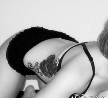 黑白玫瑰美女纹身图案