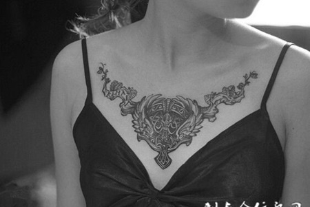 胸前霸气半甲黑白纹身