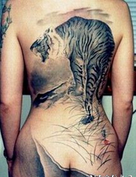 背部猛兽黑白纹身