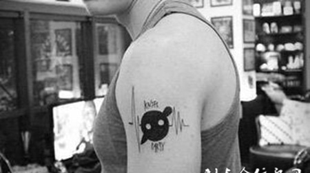 小巧精致黑白纹身