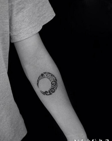 复古黑白图腾月亮纹身
