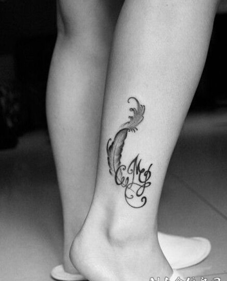 腿部精美黑白纹身