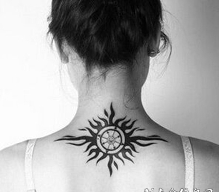日月图腾黑白纹身