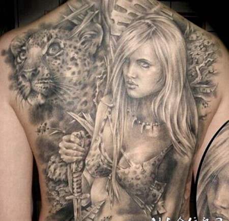 满背画像黑白纹身