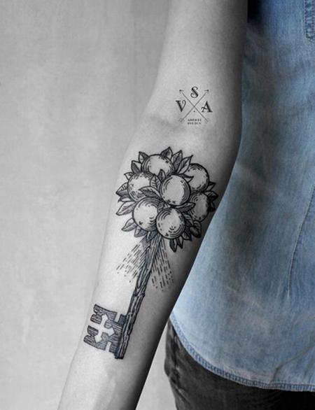 优雅精美黑白手臂纹身