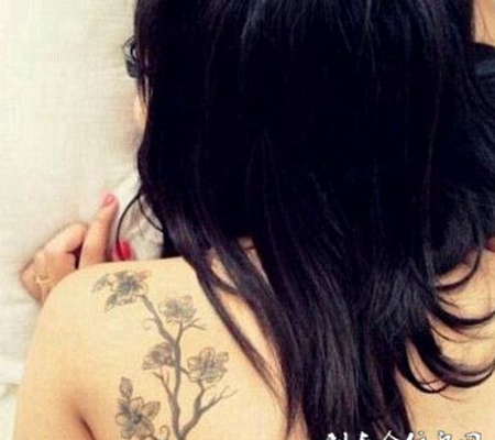 肩部花儿黑白纹身