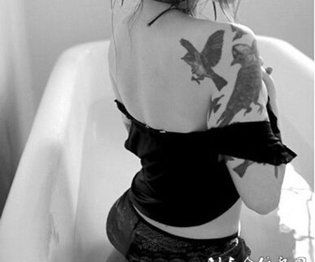 美女肩部鸟儿刺青纹身