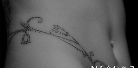 腹部性感黑白花藤纹身