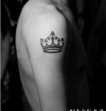 手臂黑白精美纹身