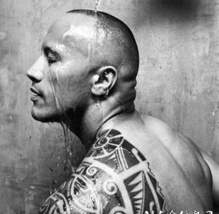 巨星腾黑白半甲纹身