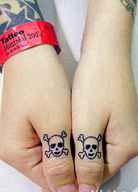 精美情侣黑白手指纹身