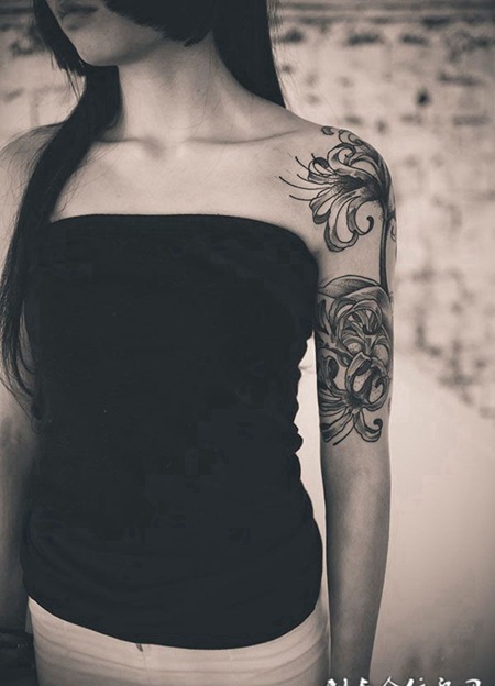 女生手臂黑白纹身