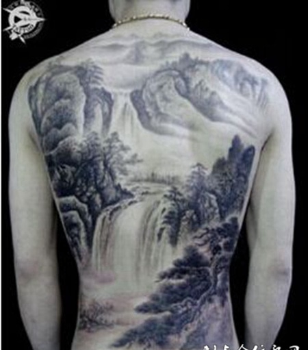 满背黑白艺术纹身