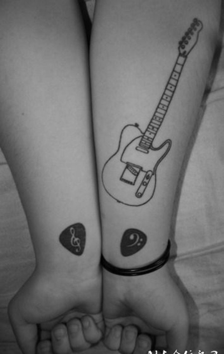 女性手臂黑白梵文纹身