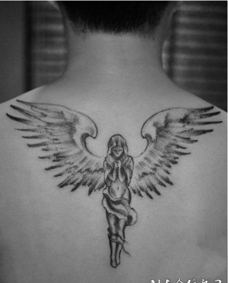 适合男生后背黑白图案纹身图片