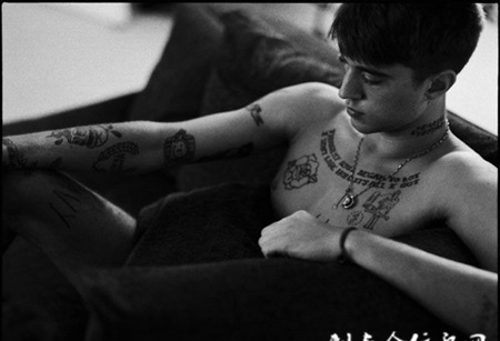 半裸男模胸部黑白纹身