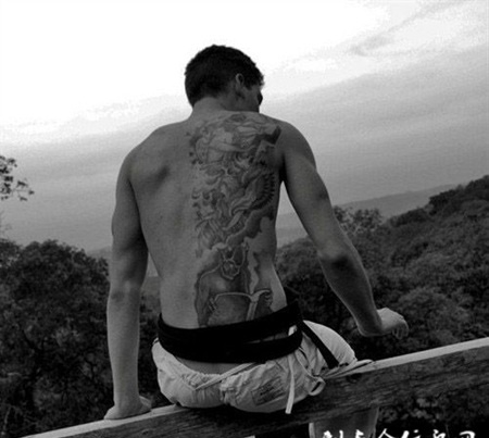 半裸男后背黑白半甲纹身