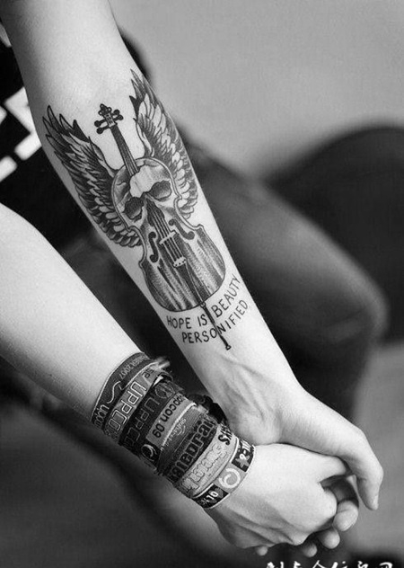 创意骷髅吉他与恶魔眼黑白手臂纹身