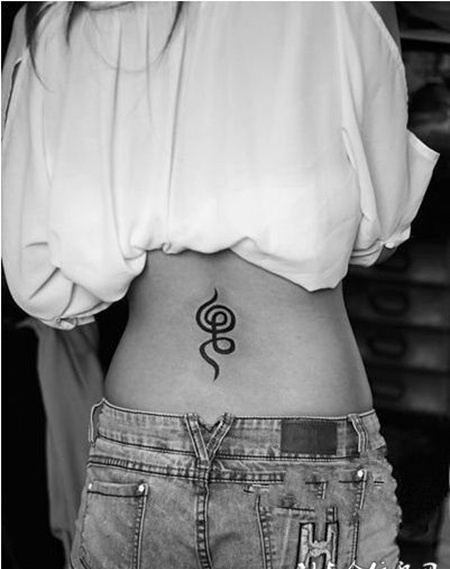 后腰黑白个性图腾纹身