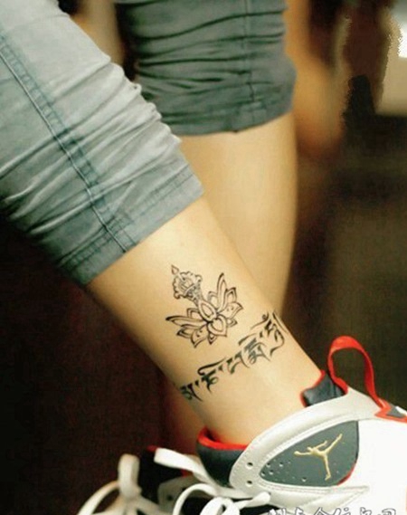 脚裸处精致藏文刺青纹身图案