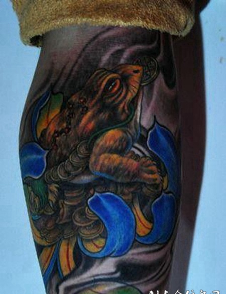 腿部经典彩绘金蟾纹身图案欣赏