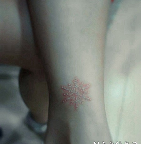 脚裸处精致鸽子血雪花纹身图案