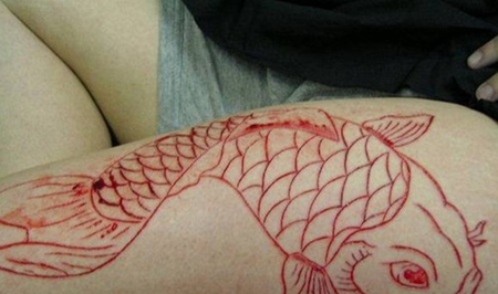 大腿唯美鲤鱼艺术割肉纹身图案
