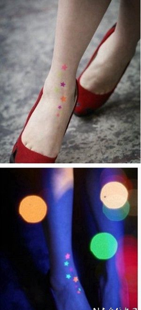 女生脚部小巧夜光潮流纹身图案