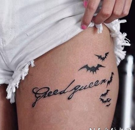 女生大腿黑色英文小巧纹身图案