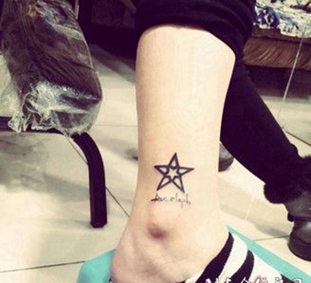 脚裸上唯美小巧五角星刺青