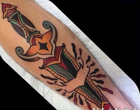 小腿另类时尚的刺青图案
