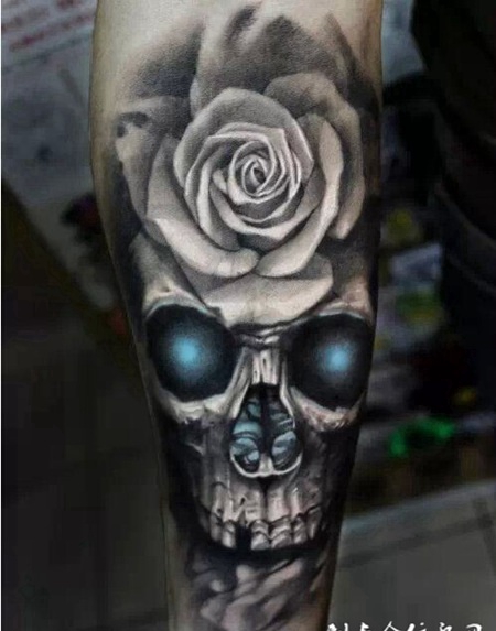 个性花和骷髅组合腿部纹身