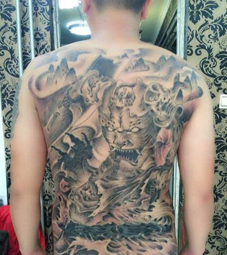 满背经典刑天纹身图案