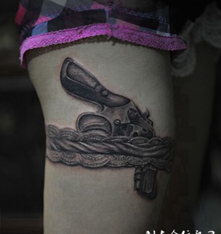 腿部帅气性感的手枪纹身