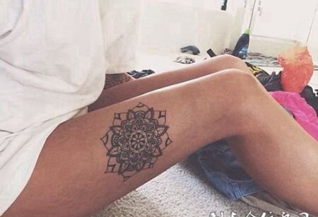 美女腿部好看的彼岸花纹身