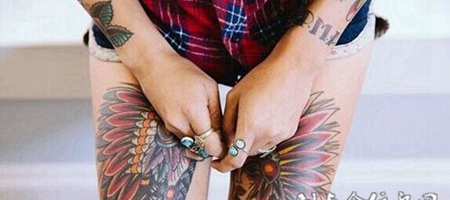 纹身女孩腿部的经典纹身