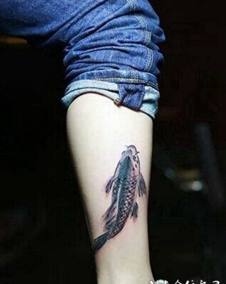 水墨鲤鱼腿部刺青 纹身如画