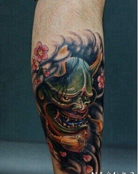 小腿炫酷时尚的般若纹身